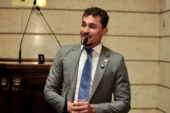 Vereador Salvino Oliveira discursando na tribuna do plenário